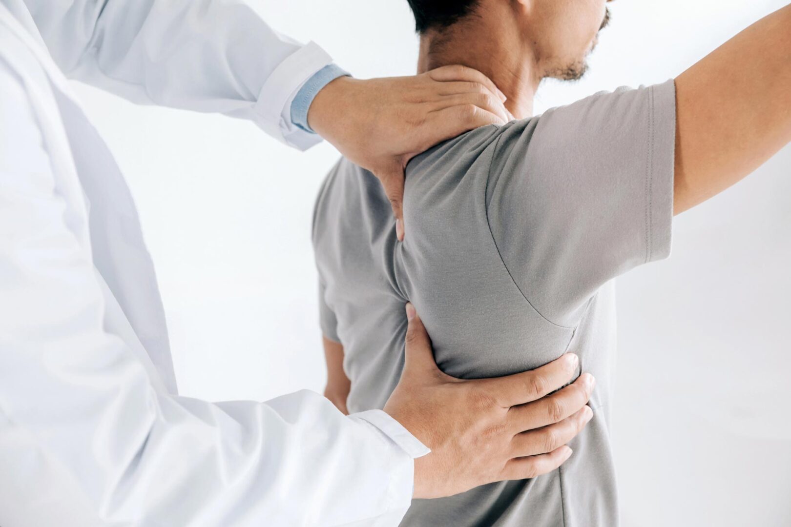 chiropractor treating shoulder pain